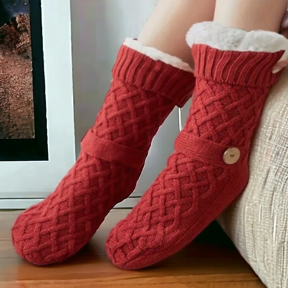 NWOT MNTRERM NON SLIP WINTER SOCKS with Plush Fits 6-9